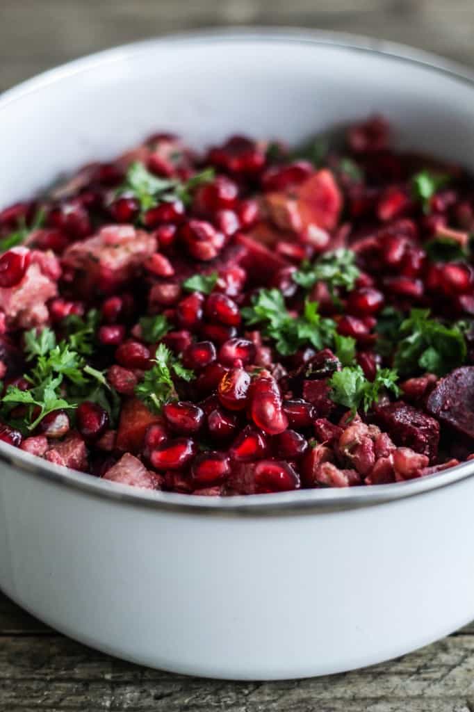 Bagt rodfrugtsalat med tahindressing