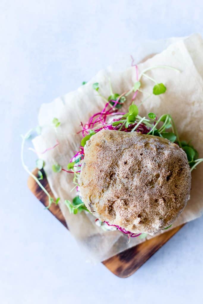 sandiwch-rugboller-med-hoensesalat-opskrift-madpakke