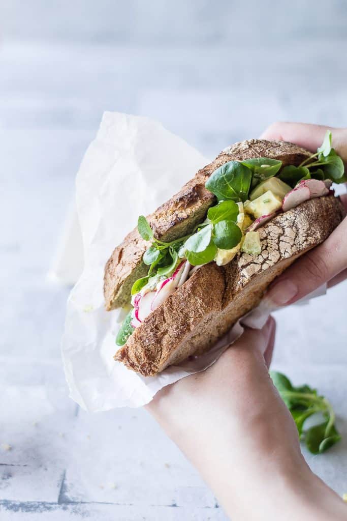 sandwich-med-aeggesalat-hjemmelavet-aeggesalat-opskrift