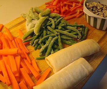 foraarsruller-med-lynstegte-groensager-og-ris