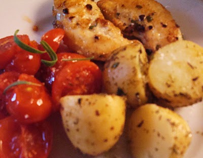 rosmarinmarineret-kylling-med-ovnbagte-krydderurte-kartofler-og-tomater