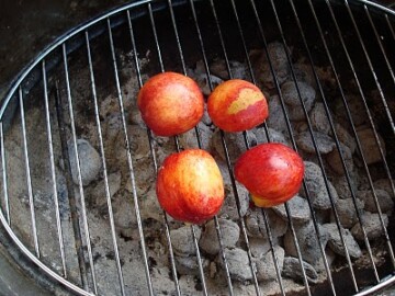 Grillede nektariner med marcipan og mandelflager