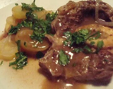 Osso buco i ovn med kartofler,, løg og rødvin - gryderet