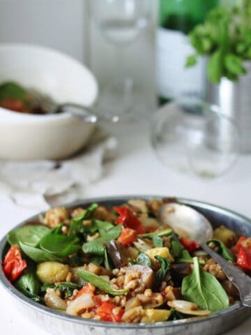 Lun salat med ovnbagte grøntsager, kerner og varme krydderier