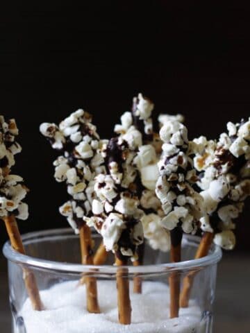 Chokolade-saltstænger med popcorn