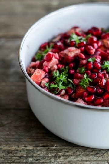 BAGT RODFRUGTSALAT MED TAHINDRESSING