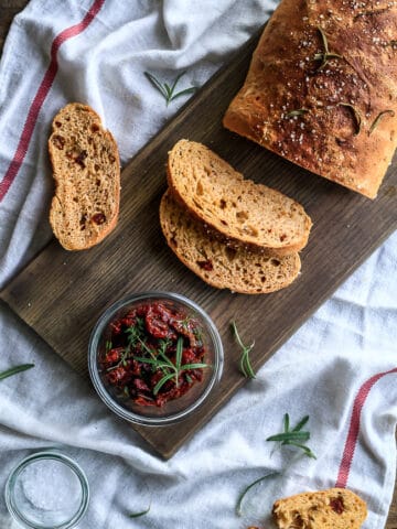 brød med rosmarin og soltørrede tomater-madbrød-brød med krydderurter