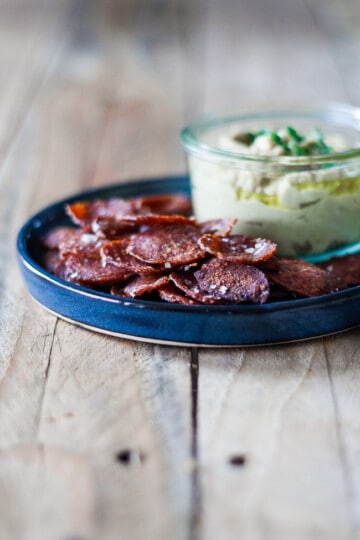 salami chips - spegepølse - kikærtedip - sund snack - opskrift
