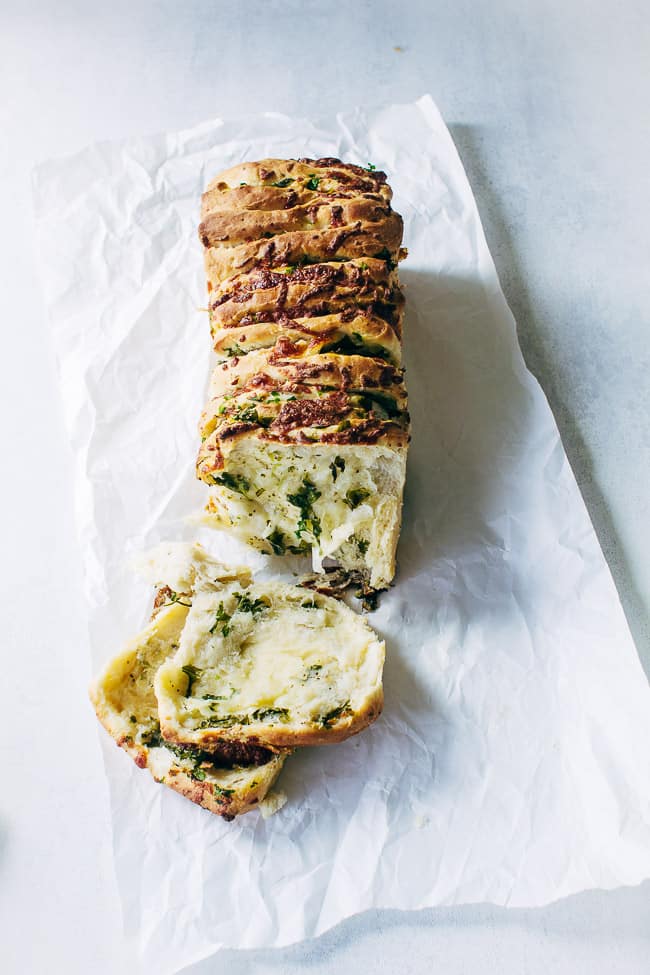 Pull apart bread with herbs - opskrift pÃ¥ brÃ¸d med krydderurter og ost