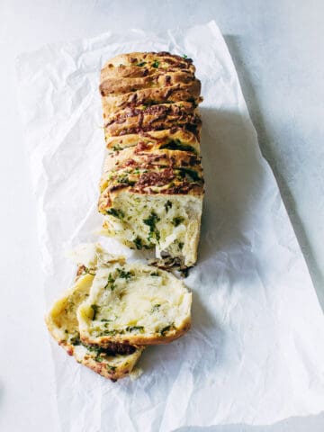 Pull apart bread with herbs - opskrift på brød med krydderurter og ost