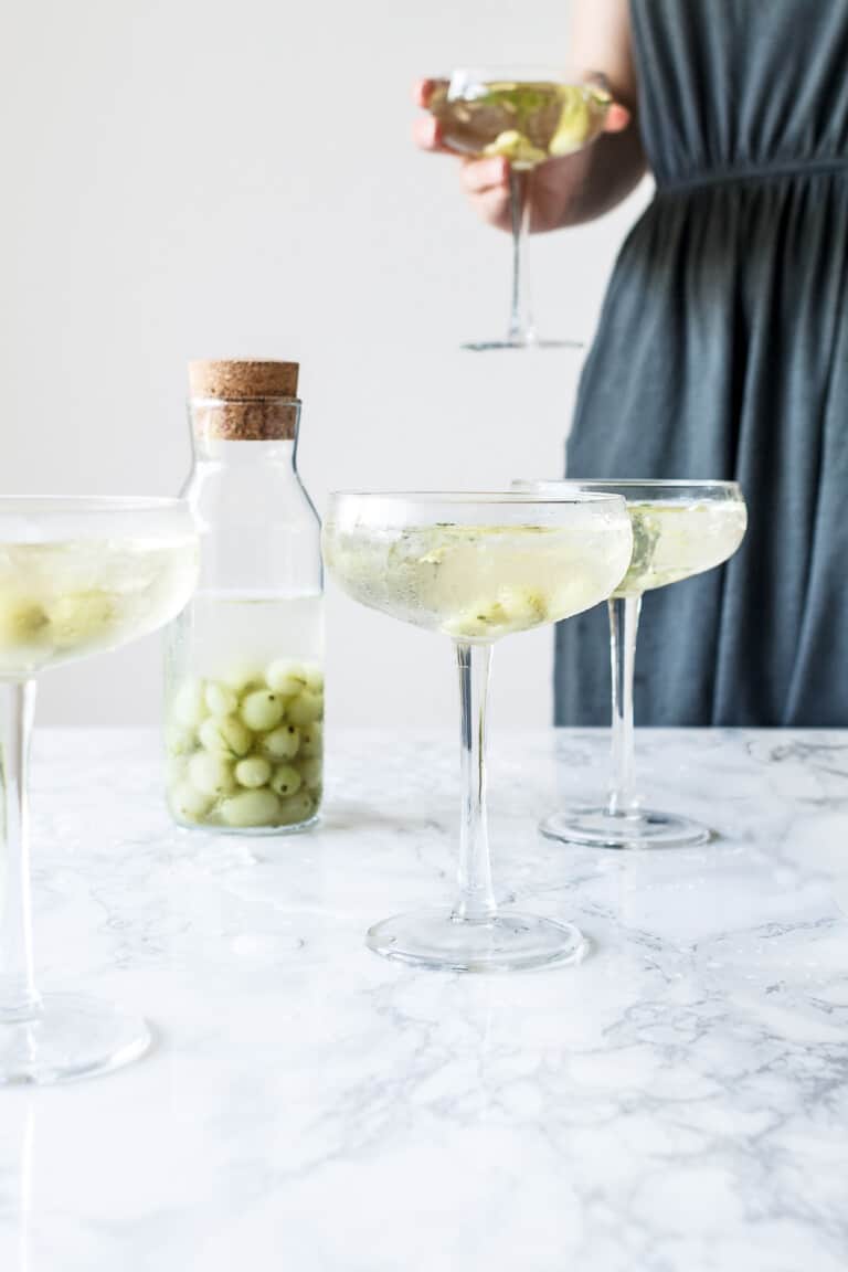 Hjemmelavet snaps med stikkelsbær, rabarber eller mojito + champagnedrinks