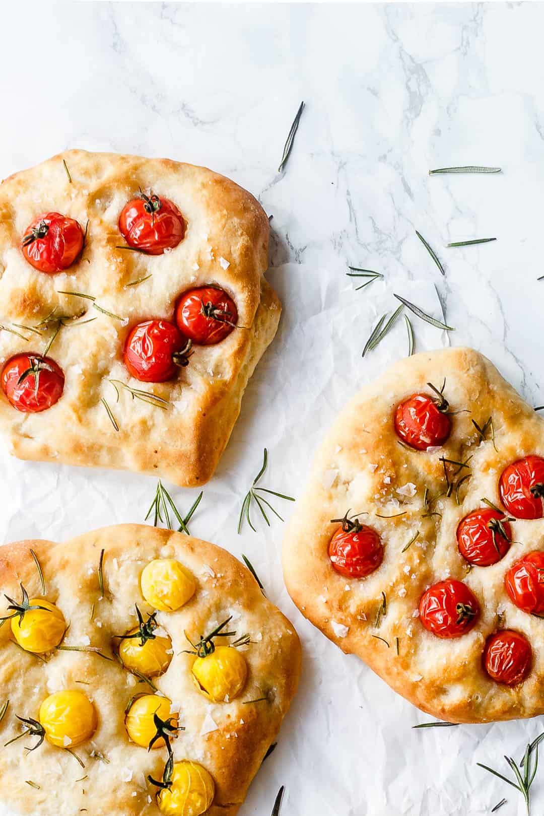 Foccacia brød med tomat og rosmarin - opskrift på italiensk madbrød