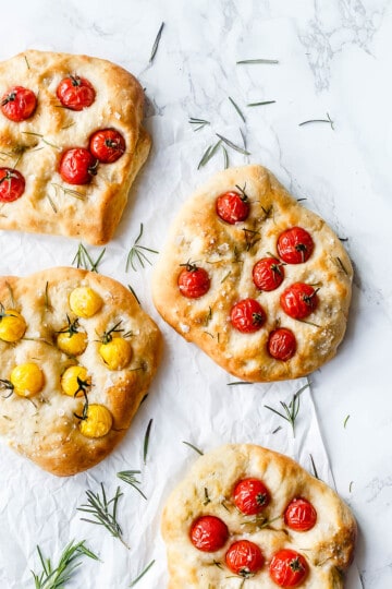 Foccacia brød med tomat og rosmarin - opskrift på italiensk madbrød