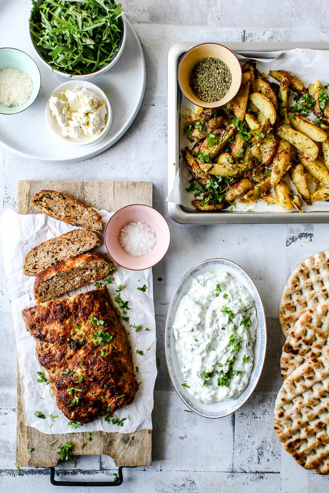 Græsk farsbrød med feta og soltørrede tomater kartofler og tzatziki - græsk mad opskrift 