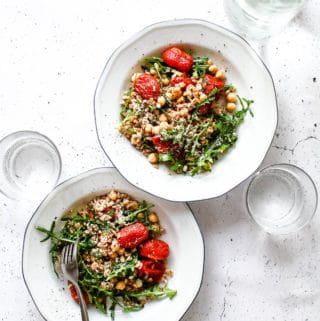 Salat med perlespelt, bagte tomater og feta - opskrift