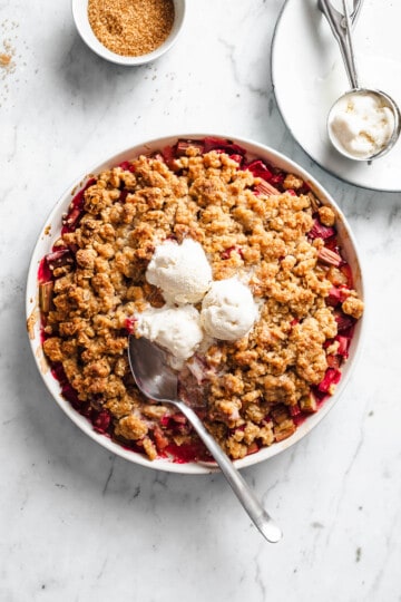 Rabarbercrumble - opskrift på nem rabarberkage med crumble smuldredej