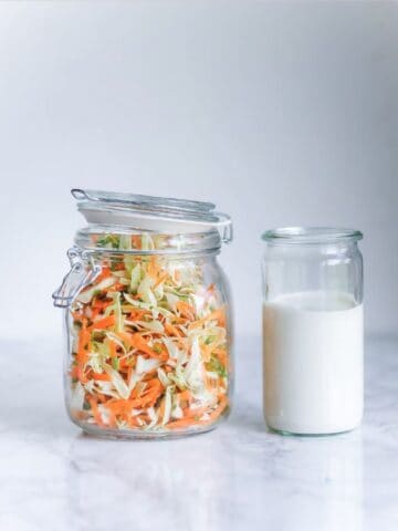 coleslaw - opskrift på nem coleslaw med gulerødder og spidskål
