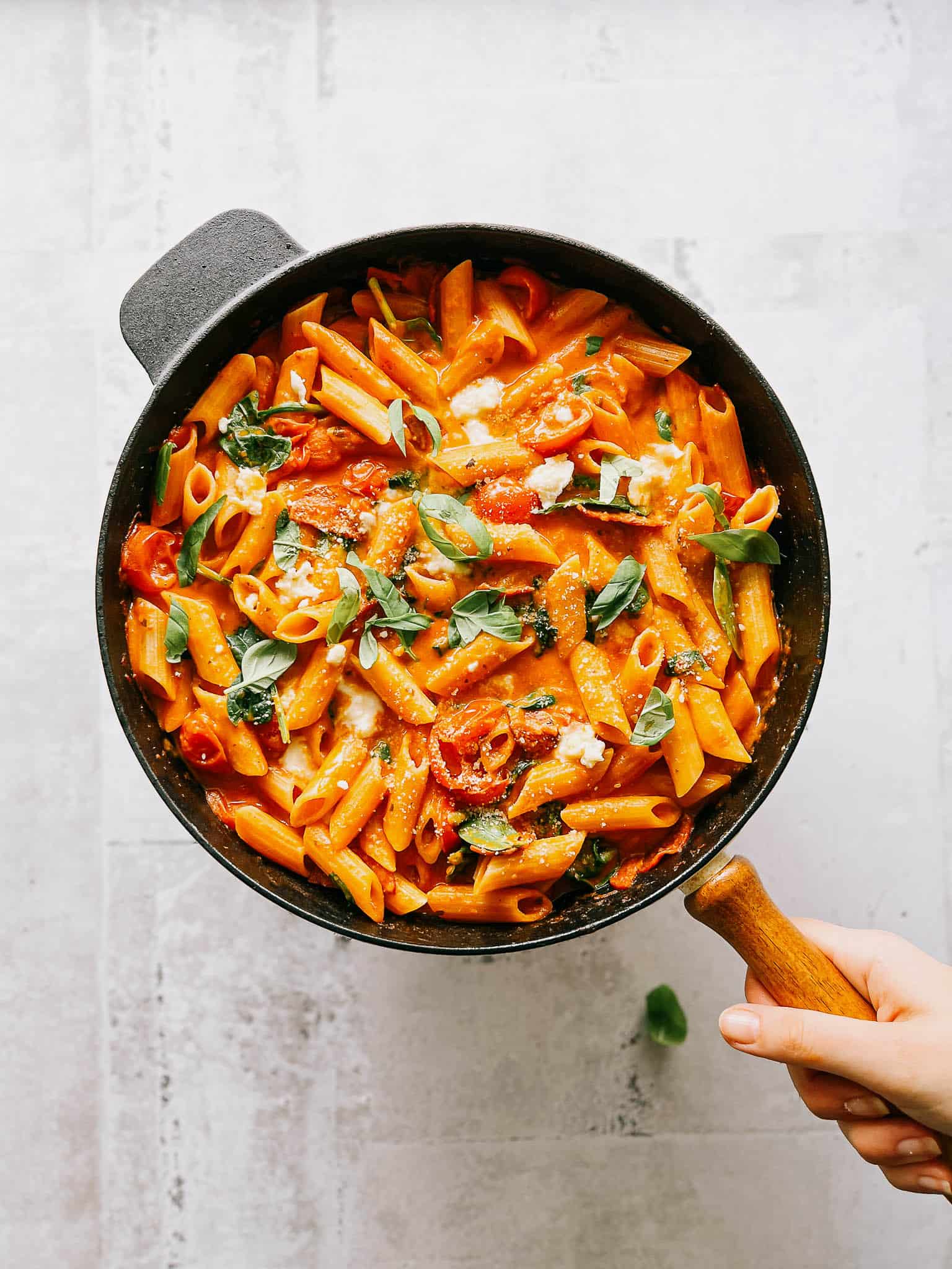 One pot pasta med chorizo, tomat, spinat og ost
