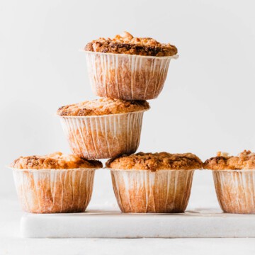 Æblemuffins med kanel og crumble - opskrift på nemme æblemuffins