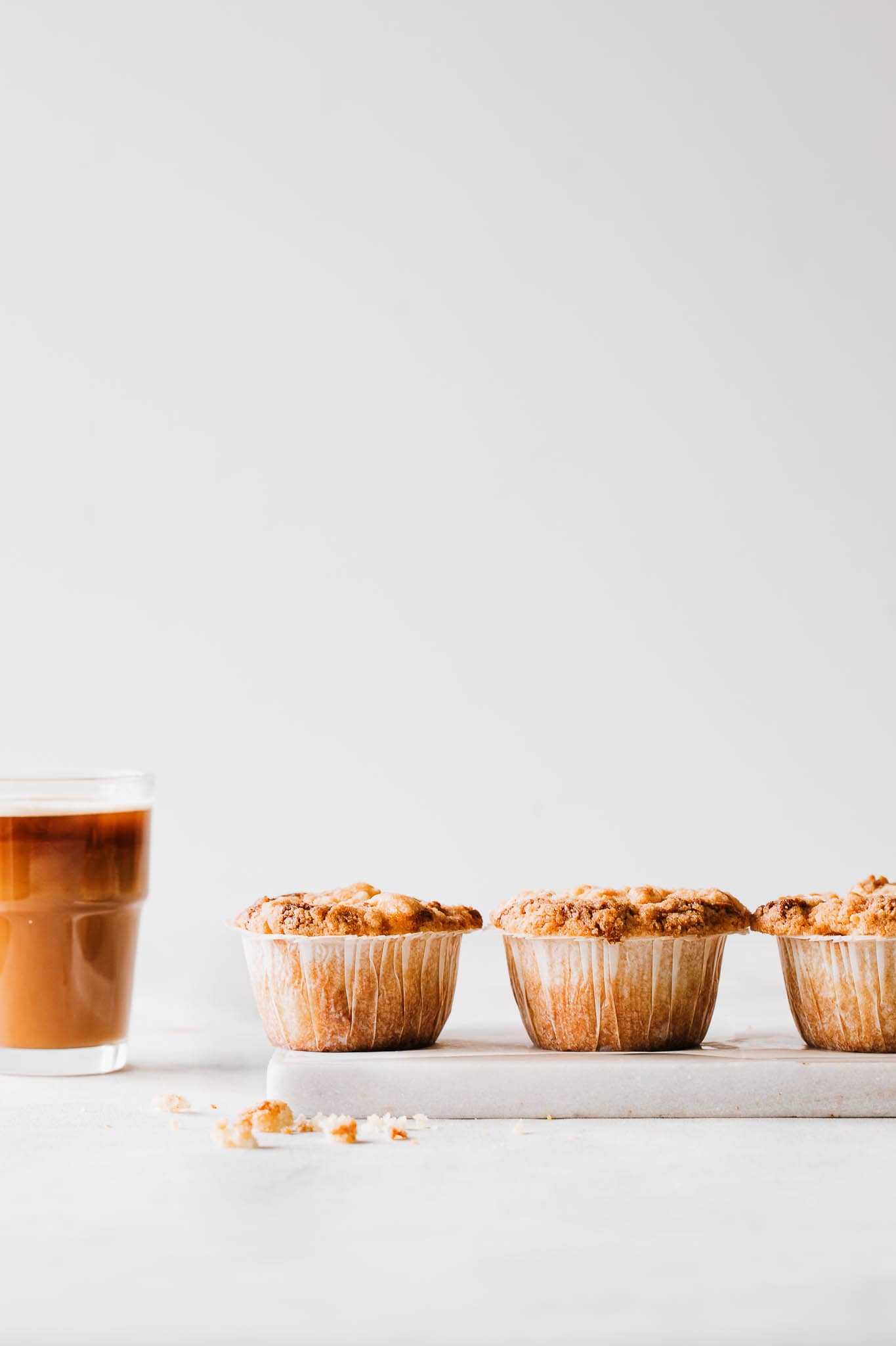 Æblemuffins med kanel og crumble - opskrift på nemme æblemuffins 