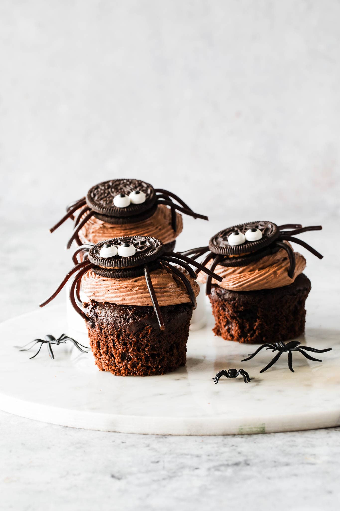 Halloween muffins med oreo edderkopper - halloween cupcakes