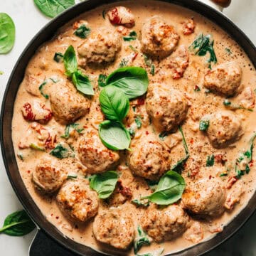 Italienske kødboller med soltørrede tomater og parmesansauce