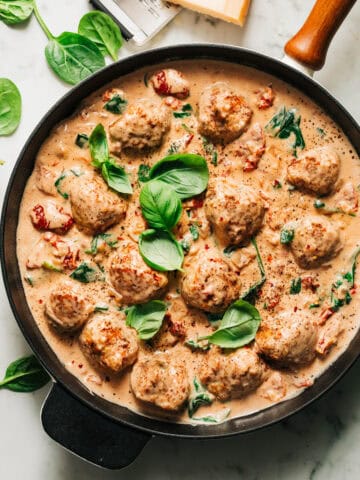 Italienske kødboller med soltørrede tomater og parmesansauce