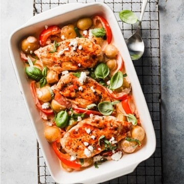 Kylling og kartofler i fad med krydret flødesauce